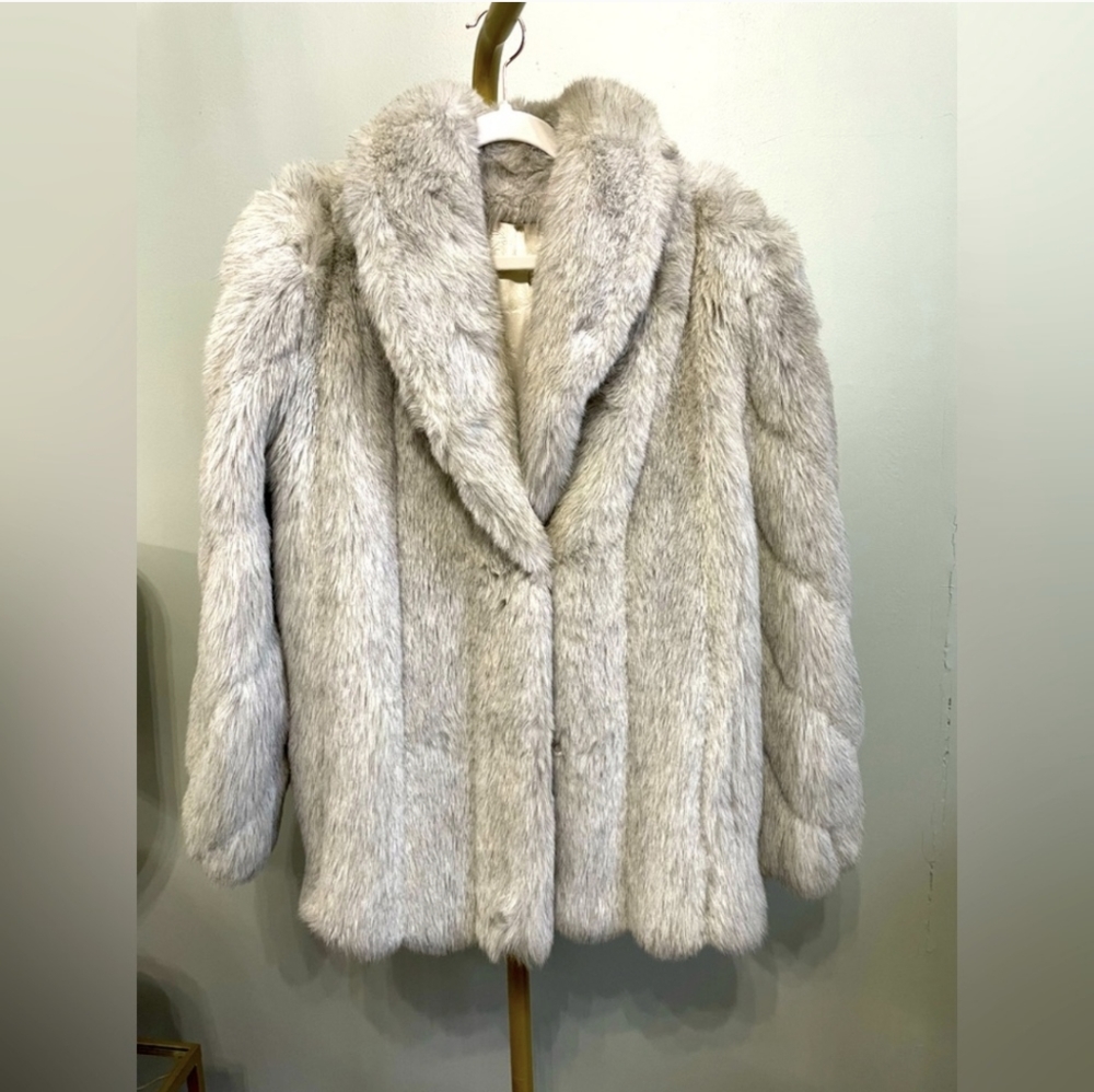 Luxurious Vintage Faux Fur Coat - Picture 1 of 10